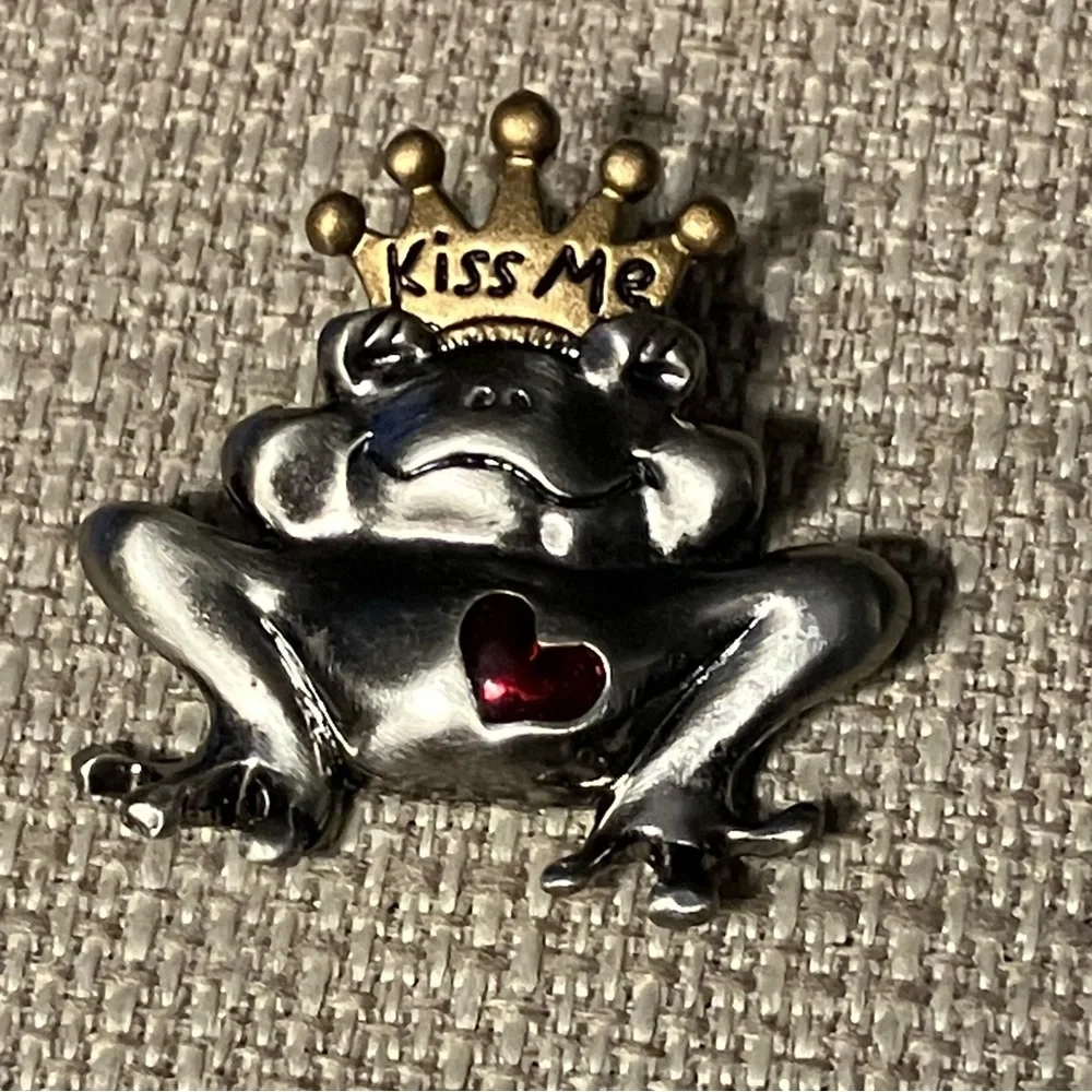 Vintage Frog Prince Kiss Me Crown Brooch Two Tone Fairy Tale Fantasy Kidcore